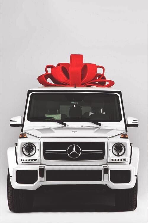 White Mercedes G Wagon with a red bow White Mercedes G Wagon with a red bow