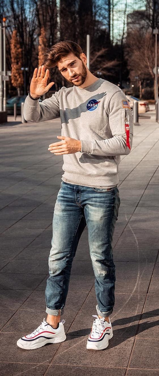 Lose Fitted Blue Denim Jeans and Grey Sweatshirt Outfit for Men Lose Fitted Blue Denim Jeans and Grey Sweatshirt Outfit for Men
