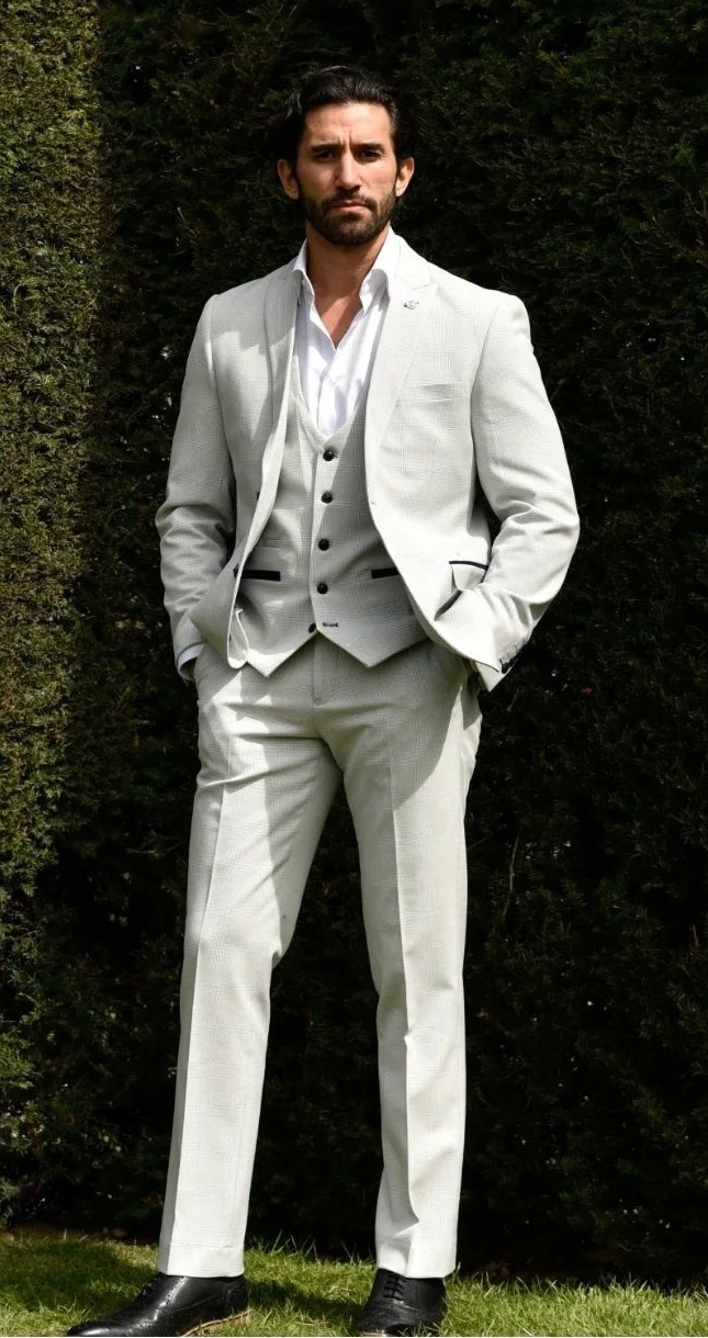 Choosing an outfit considering the setting is an important styling tip for Men . Choosing an outfit considering the setting is an important styling tip for Men .