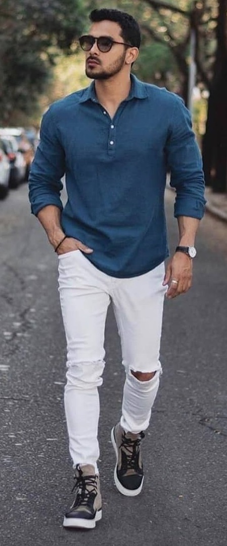 Full-sleeved t-shirt with ripped white jeans, accessorized with a watch Full-sleeved t-shirt with ripped white jeans, accessorized with a watch