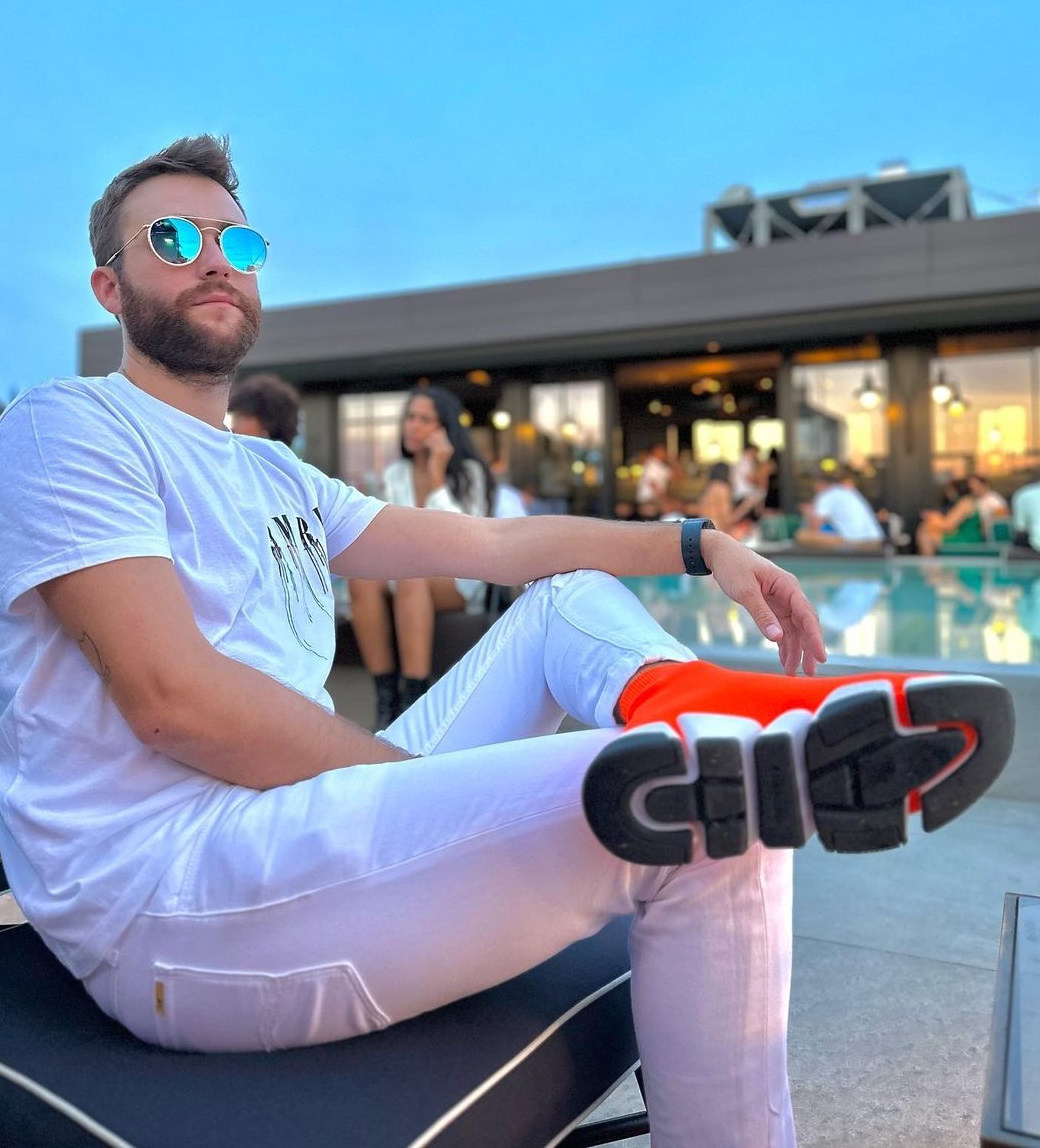 Balenciaga Speed Trainer with a whole white outfit being a one of the must-have products to own Balenciaga Speed Trainer with a whole white outfit being a one of the must-have products to own