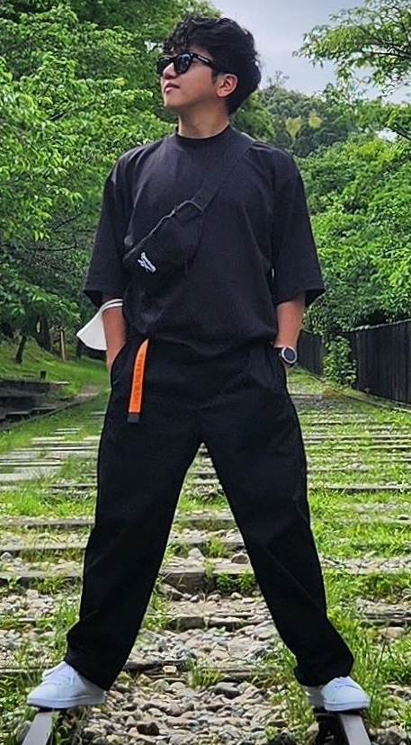a black outfit with a sneaker brand - Reebok a black outfit with a sneaker brand - Reebok