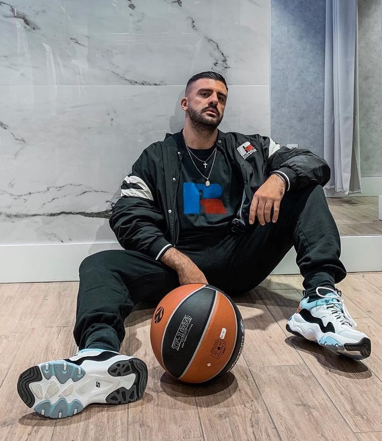 a sporting outfit with a sneaker brand - Skechers a sporting outfit with a sneaker brand - Skechers