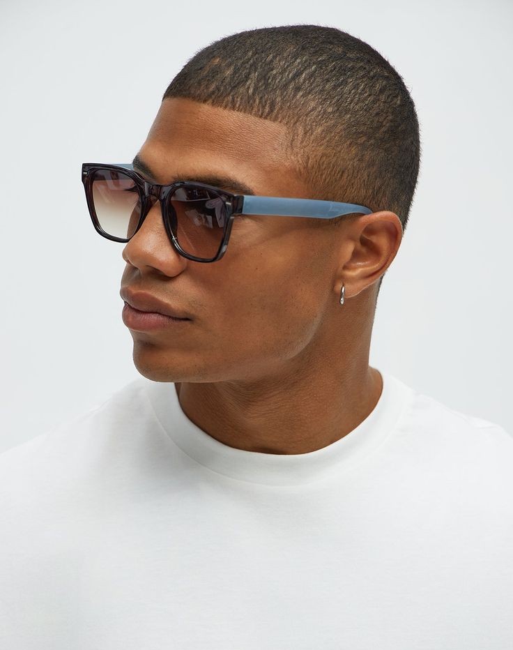 Street-Style With Wayfarer Sunglasses Street-Style With Wayfarer Sunglasses