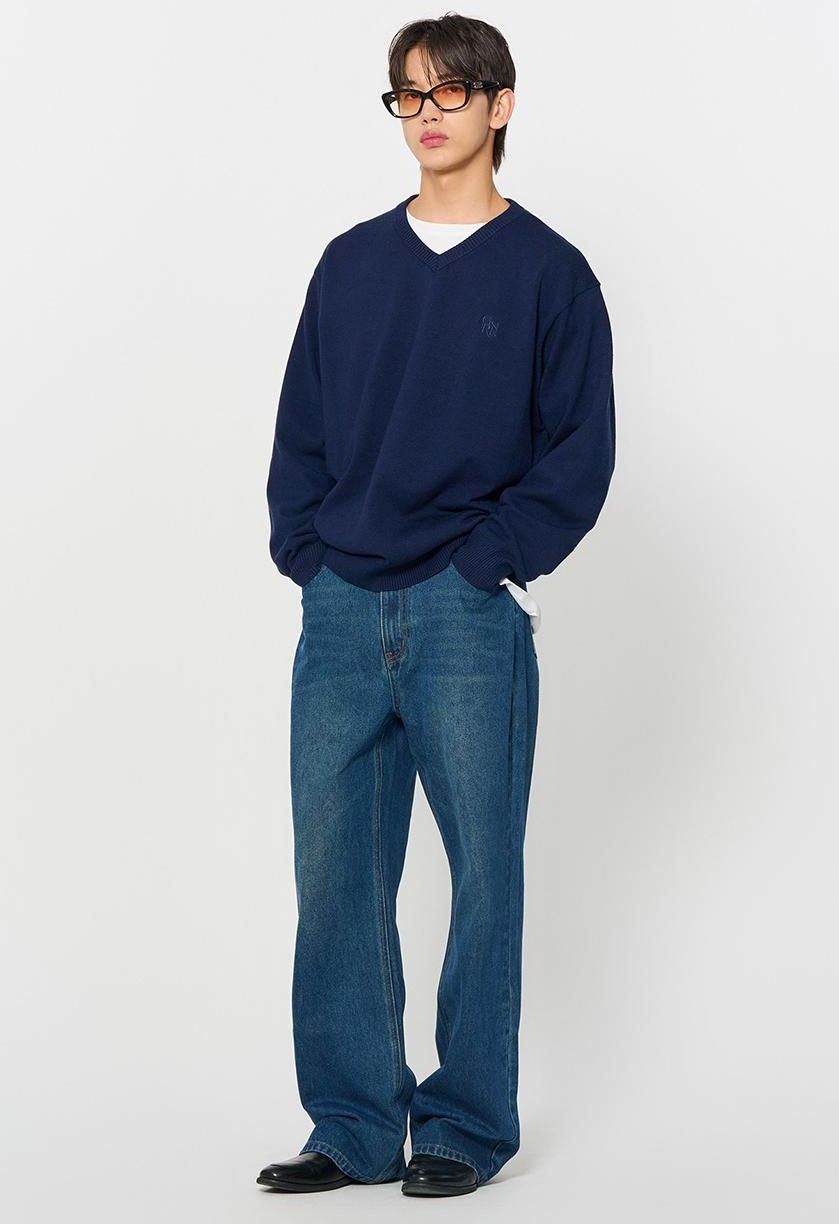 Essential V-neck with Denim Jeans Essential V-neck with Denim Jeans